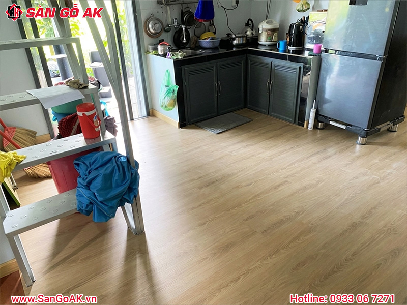 Sàn Nhựa Hèm Khóa Vân Gỗ Sáng Cho Không Gian Bếp