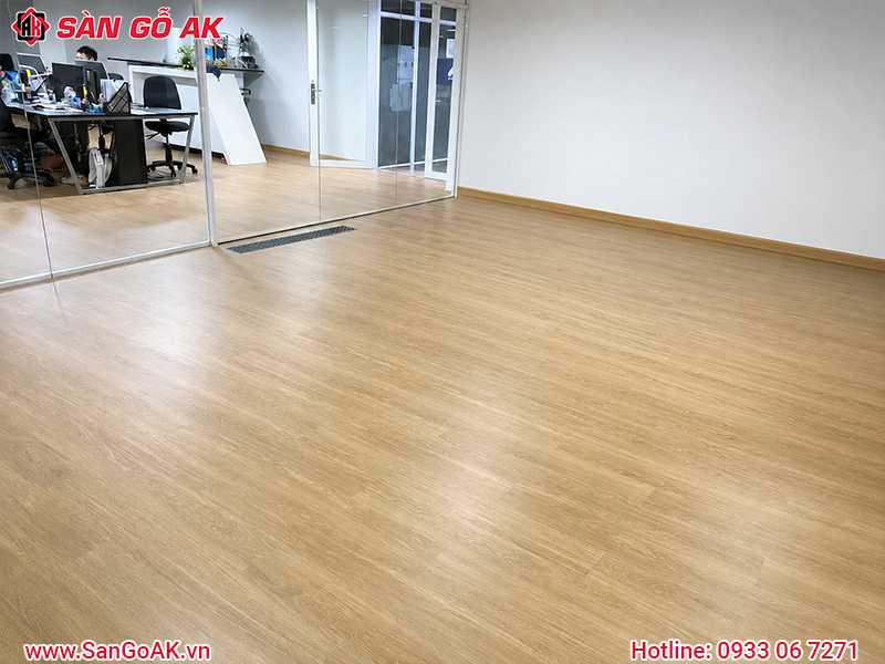 Tạo Không Gian Làm Việc Thoải Mái Với Sàn Nhựa Hèm Khóa