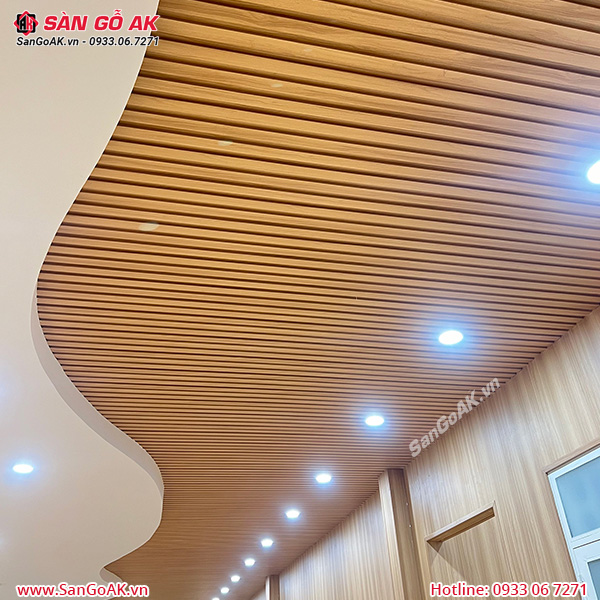 Công trình ốp trần bằng tấm ốp lam 3 sóng vân gỗ vàng cam
