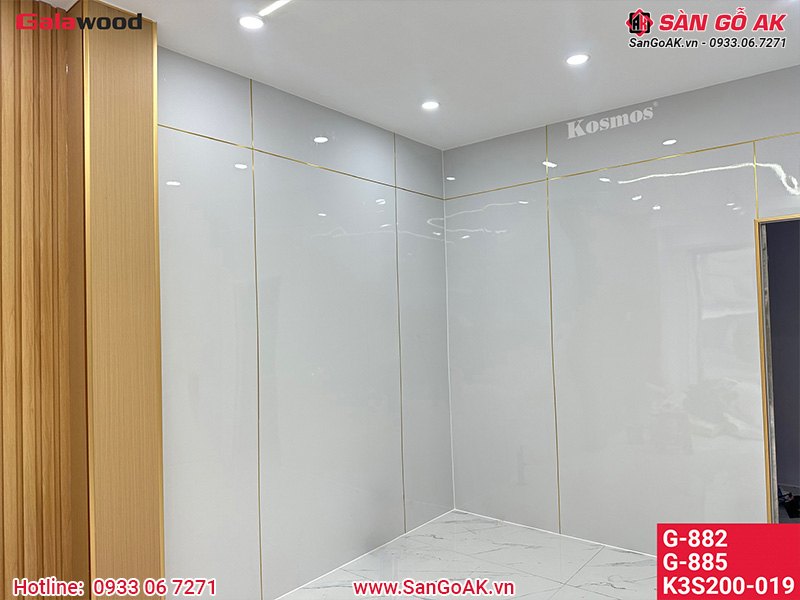 Kết hợp tấm ốp than tre đơn sắc PET trắng với vân gỗ
