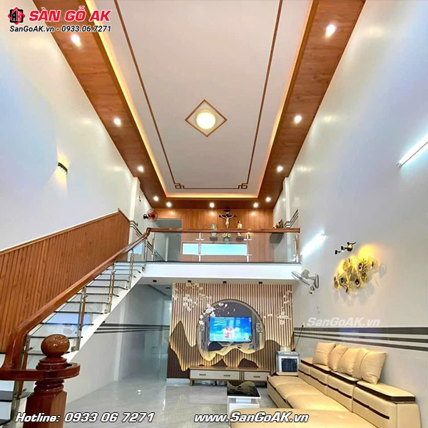 Kết hợp tấm ốp Nano tráng gương màu trắng và vân gỗ cho nhà bạn