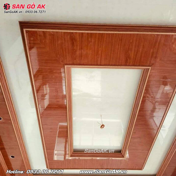 Với bề mặt tráng gương sẽ giúp cho trần nhà trở nên sang trọng hơn