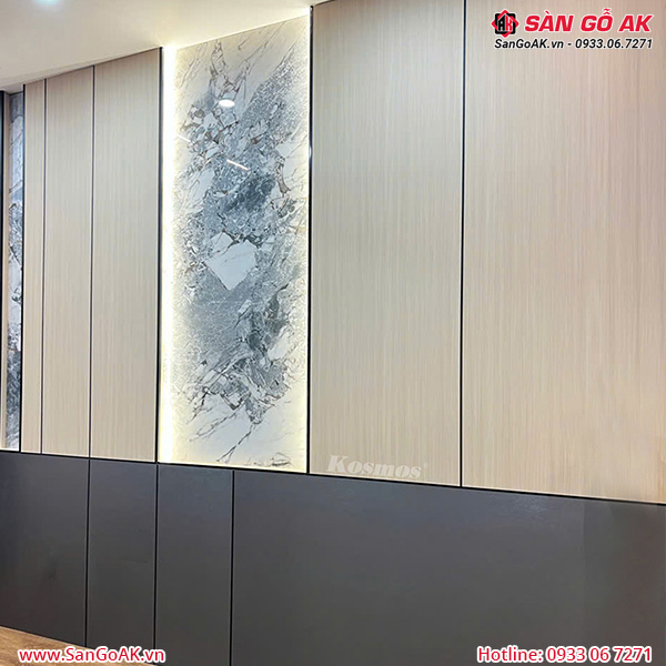 Kết hợp sáng tạo các tấm ốp than tre tạo nên không gian ấn tượng và sang trọng