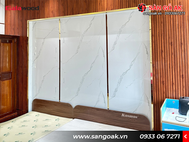 Tấm ốp Lam sóng L4S-907 vân gỗ đỏ cam mang lại không gian ấp áp, sang trọng cho phòng ngủ