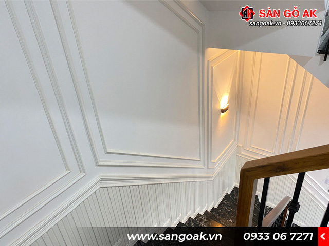 Tường cầu thang sẽ trở nên ấn tượng, độc đáo hơn khi sử dụng tấm ốp Lam Sóng Hàn Quốc