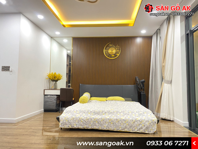 Tấm ốp Lam Sóng Hàn Quốc kết hợp với sàn gỗ cho phòng ngủ