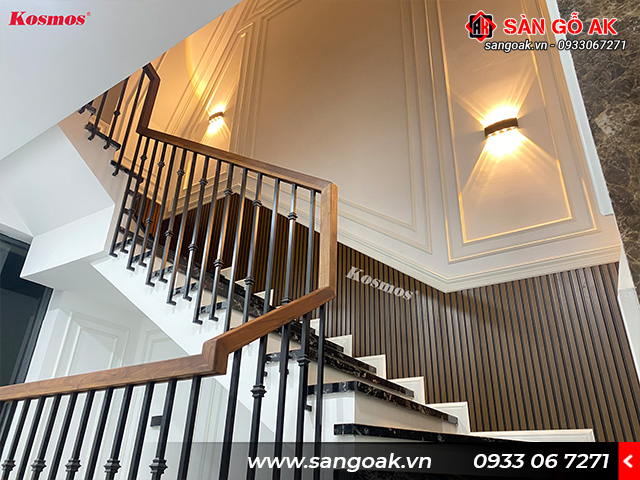 Tấm ốp Lam Sóng Hàn Quốc kết hợp với đèn trang trí cho cầu thang
