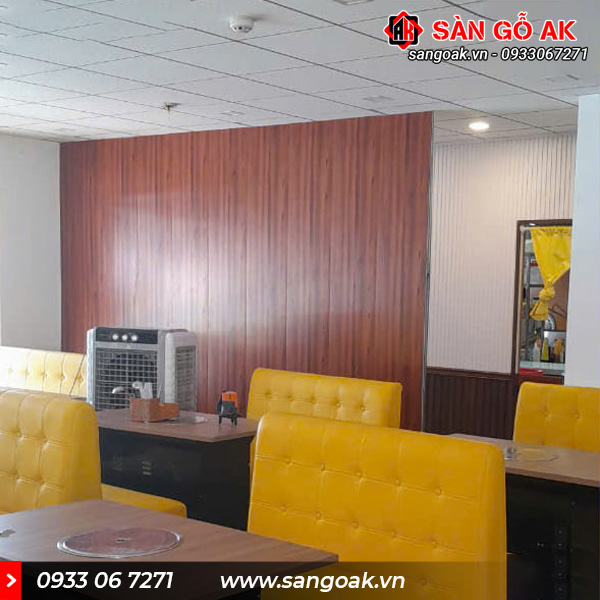 Ốp tường với tấm Nano G9-907M vân gỗ màu đỏ mang vẻ đẹp ấm áp cho căn phòng