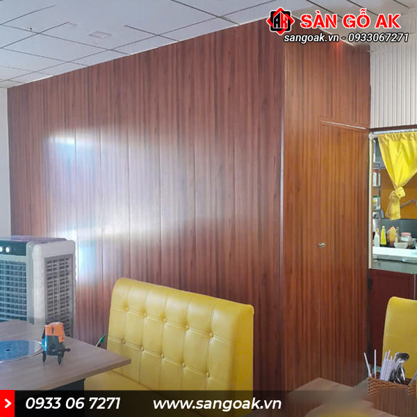 Tấm Nano G9-907M vân gỗ màu đỏ có khả năng chống nước, chống mối mọt tốt