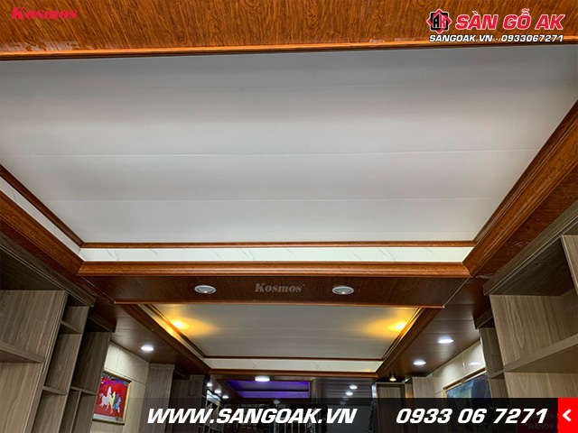 Màu trắng của tấm Nano K9-916 thường kết hợp với vân gỗ để ốp trần