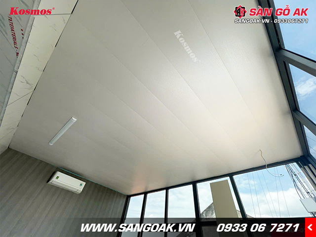 Ốp trần bằng tấm Nano k9-916 màu trắng giúp không gian thêm rộng rãi sang trọng
