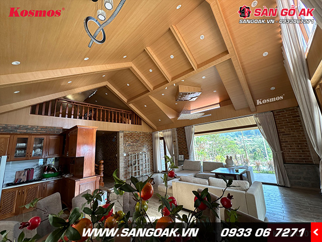 Với màu gỗ sồi vàng đậm tấm ốp NANO9-017 rất thích hợp để ốp trần