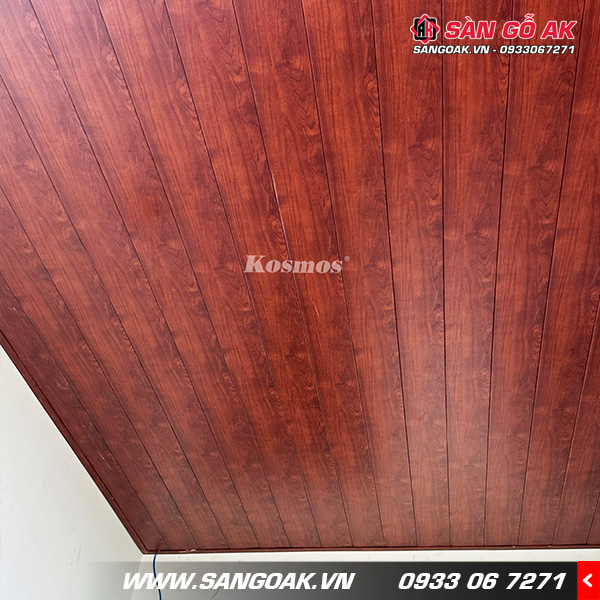 Công trình ốp trần với Nano VIP Kosmos OP125-008 màu gỗ đỏ nâu