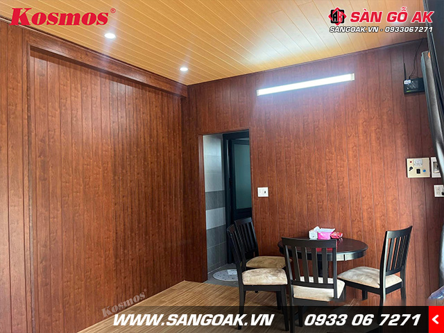 Công trình thực tế ốp tường bằng tấm ốp OP125-007 màu gỗ đỏ nâu