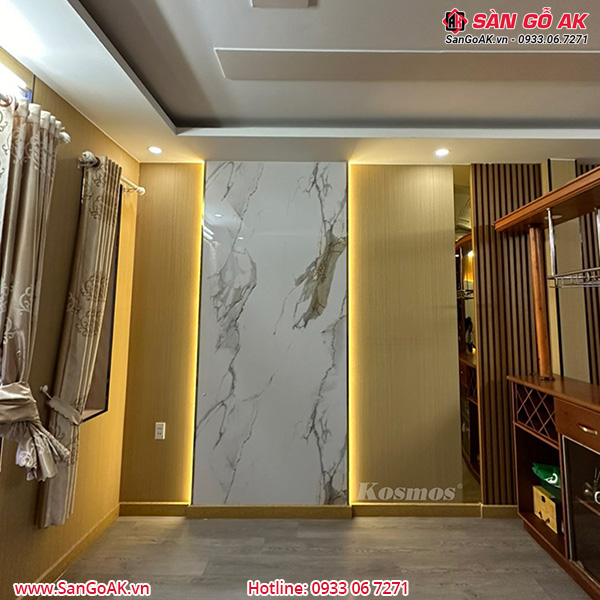 Ốp tường phòng khách kết hợp tấm ốp than tre vân gỗ vàng và vân đá