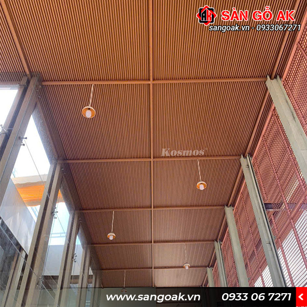 Công trình thực tế ốp trần với lam 4 sóng cao Kosmos 4S200X25-003