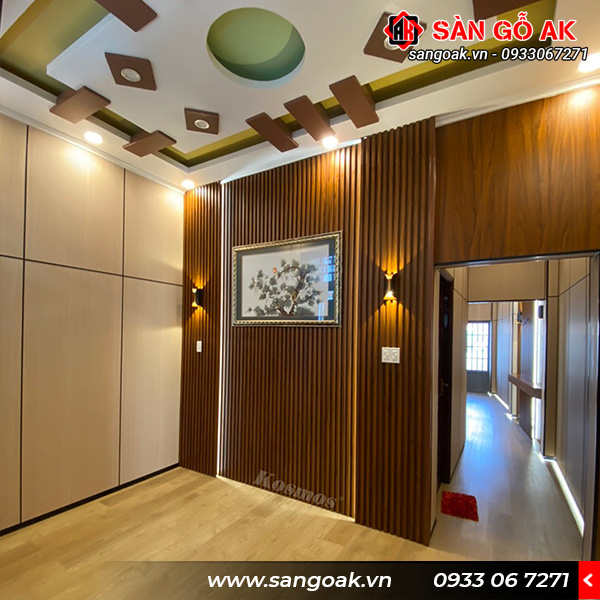 Tấm ốp lam 4 sóng Kosmos 4S200X25-009 kết hợp với tấm ốp nano và sàn gỗ