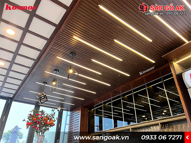Công trình ốp trần kết hợp đèn trang trí với lam sóng Kosmos 4S150X9-009