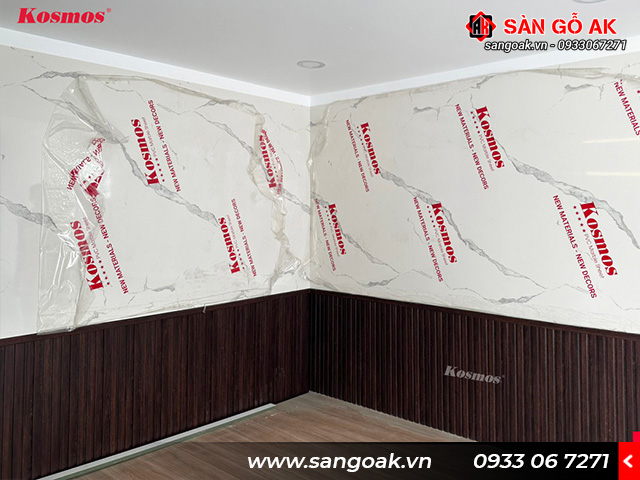 Ốp tường kết hợp tấm PVC vân đá với lam sóng Kosmos