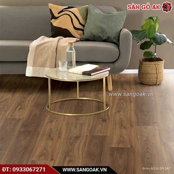 Sàn gỗ công nghiệp Egger Aqua 8mm EPL067 vân gỗ óc chó màu nâu đậm