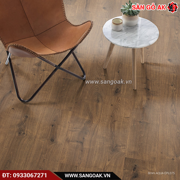 Sàn gỗ công nghiệp Egger Aqua 8mm EPL075 màu gỗ sồi tông nâu đen
