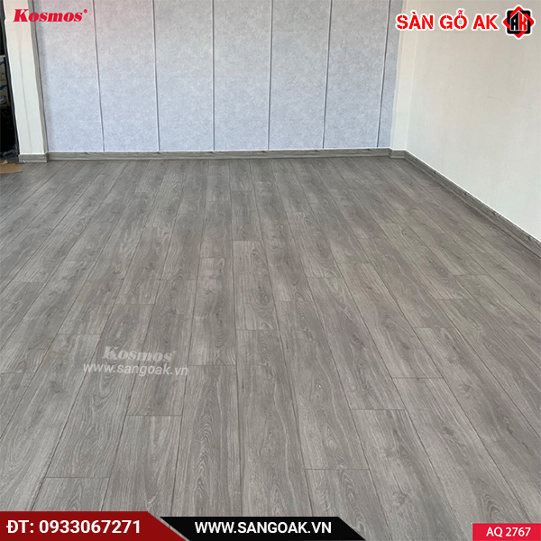 Sàn gỗ AQ2767 có khả năng chịu ngập nước lên đến 10 ngày