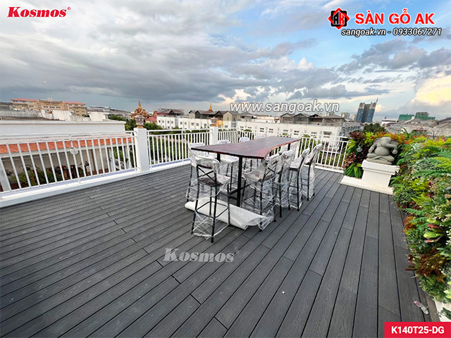 Sân thượng sẽ trở nên nổi bật hơn khi kết hợp với sàn gỗ nhựa