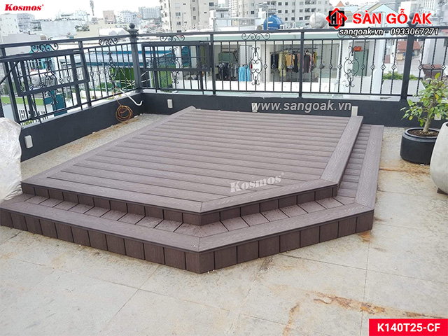 Sân thượng sẽ trở nên nổi bật hơn khi kết hợp với sàn gỗ nhựa