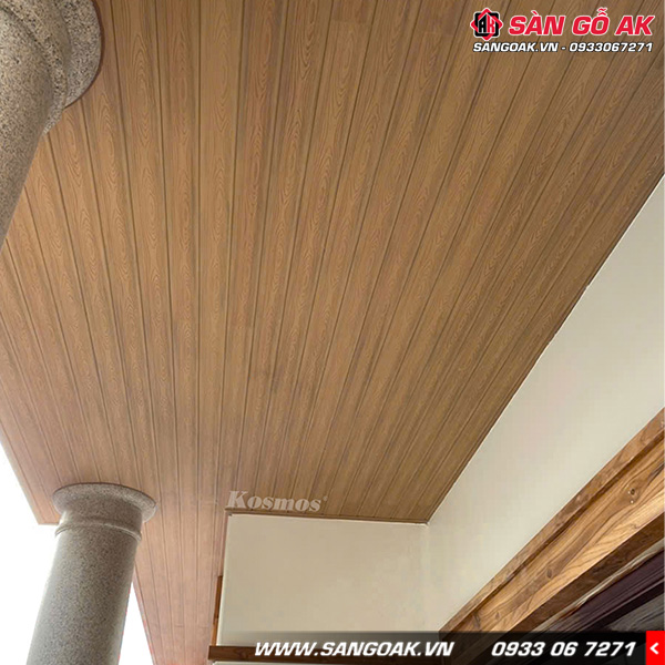 Trang trí trần nhà với tấm ốp gỗ nhựa màu Cherry Wood tạo nên sự sang trọng, độc đáo