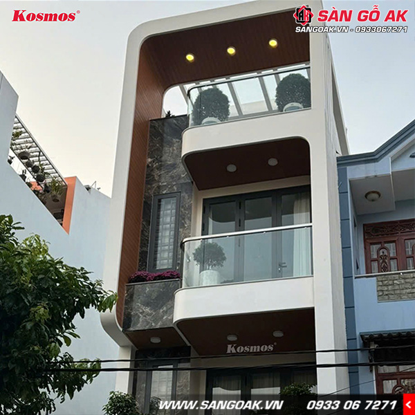 Gỗ nhựa phủ ASA Kosmos thích hợp trang trí ngoại thất vì chịu được thời tiết nóng ẩm của Việt Nam