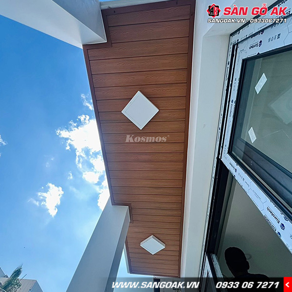 Ốp trần mái hiên ngoài trời tạo điểm nhấn bằng tấm ốp gỗ nhựa ASA