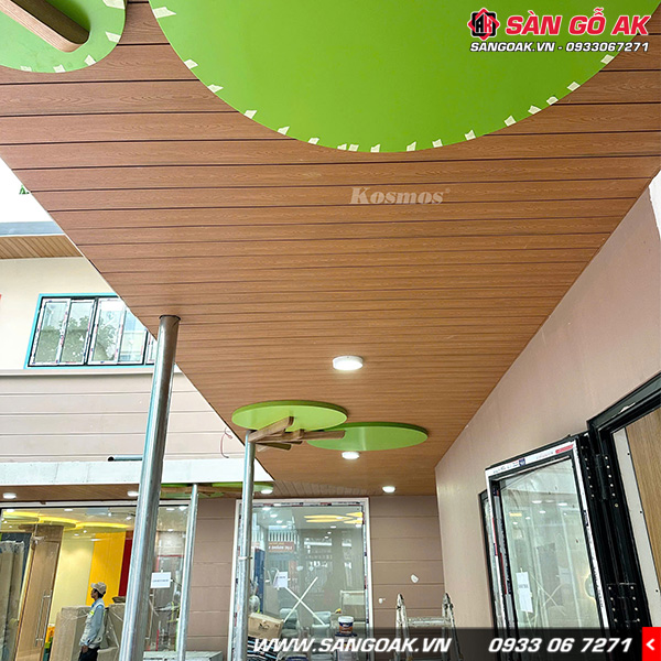 Trang trí trần nhà với tấm ốp gỗ nhựa màu Teak chống nước, chống mối mọt cực tốt