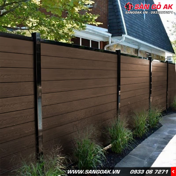 Hàng rào làm bằng tấm ốp phủ ASA không chỉ đẹp mà còn bền bỉ với thời gian