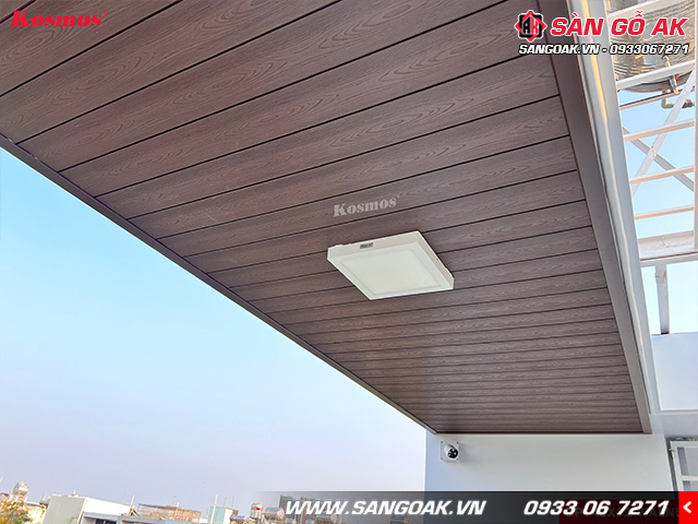 Ốp trần mái hiên ngoài trời tạo điểm nhấn bằng tấm ốp gỗ nhựa ASA màu Walnut
