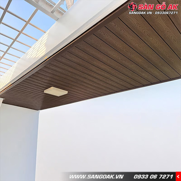 Tấm ốp gỗ nhựa được làm từ nhựa PVC cao cấp và lớp phủ ASA nên có độ bền cao