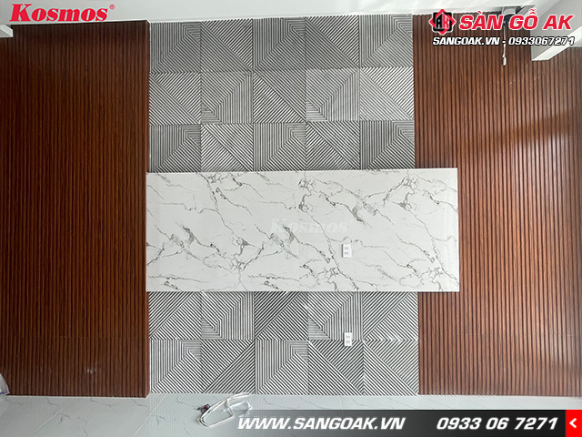 Phòng khách sẽ trở nên ấn tượng và sang trọng hơn với tấm ốp lam sóng và PVC vân đá