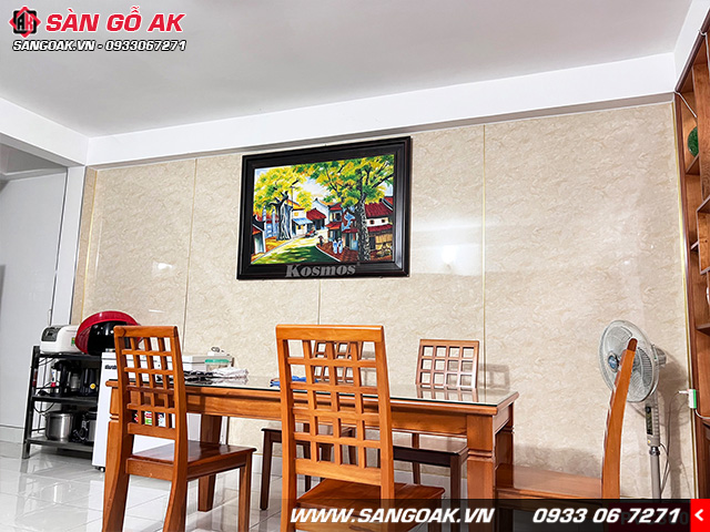 Tấm PVC2006 vân đá vàng kem được sử dụng để ốp tường phòng ăn mang vẻ đẹp ấm áp