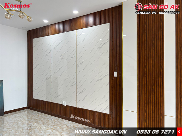 Tấm PVC2007 vân đá được sử dụng kết hợp với lam sóng vân gỗ để ốp tường phòng khách
