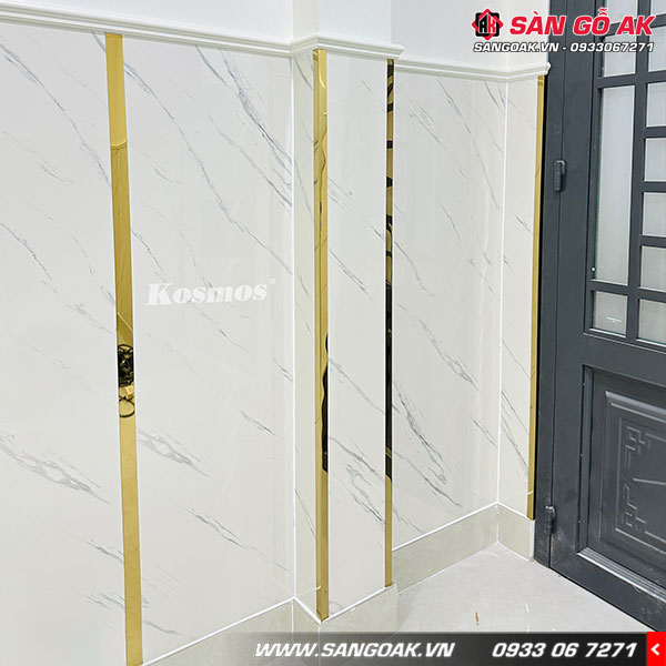Ốp tường với tấm PVC2007 kèm nẹp nhôm màu vàng mang lại sự nổi bật