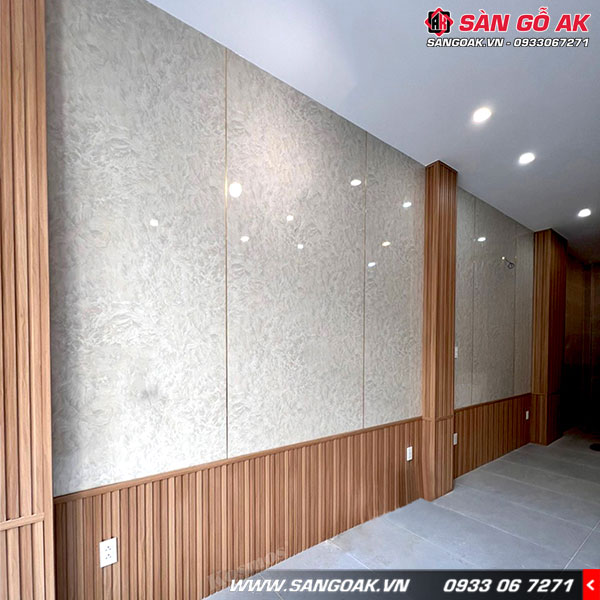 Trong trang trí nội thất tấm PVC vân đá thường kết hợp với tấm ốp lam sóng