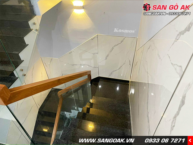 Trang trí vách cầu thang sang trọng hơn với tấm ốp PVC vân đá Kosmos
