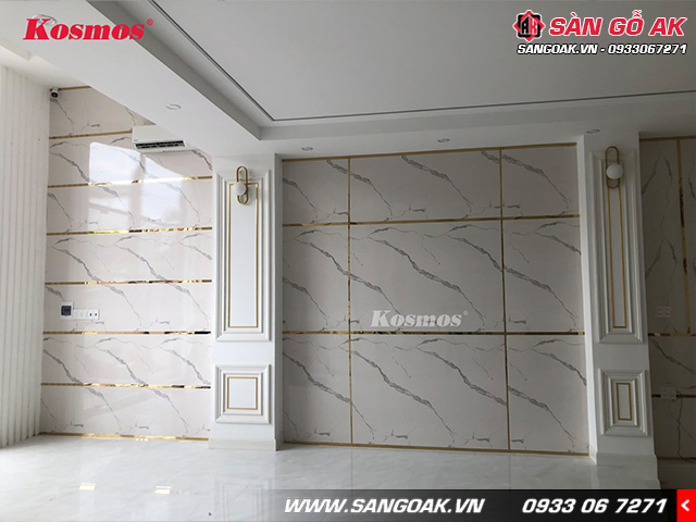 Lắp đặt tấm PVC2014 kết hợp với nẹp nhôm màu vàng tại khu vực hành lang, sảnh chờ