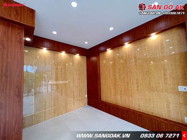  Lắp đặt tấm PVC2018 kết hợp với nẹp nhôm màu vàng tại khu vực hành lang, sảnh chờ