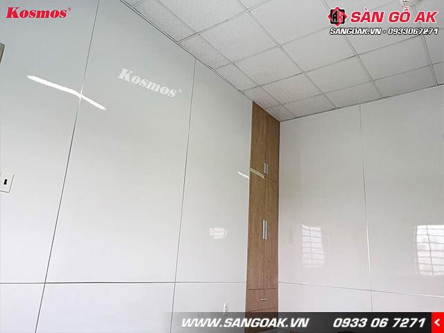 Tấm ốp PVC323 có màu trắng trơn, mang lại cảm giác sang trọng, tinh tế