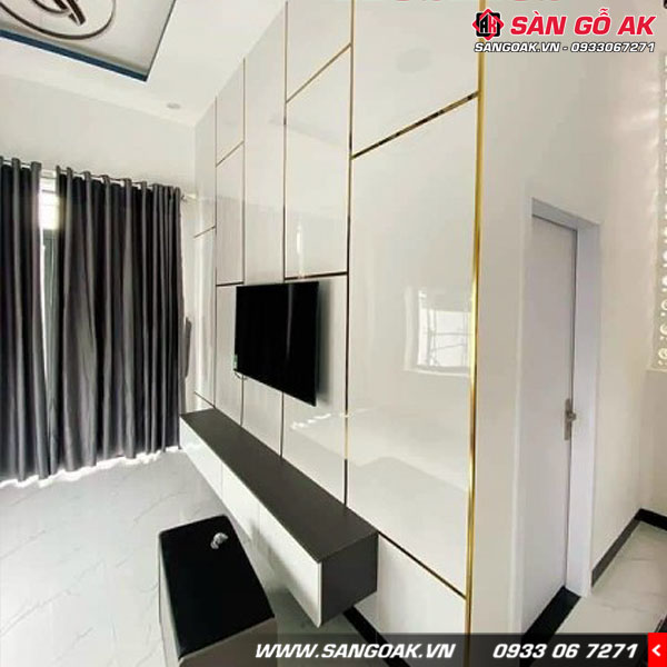 Sử dụng nẹp nhôm màu vàng kết hợp với tấm PVC2023 trang trí phòng khách