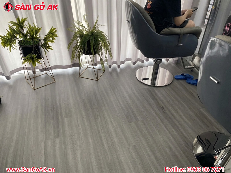 Thi Công Trọn Gói Sàn Nhựa Hèm Khóa Giả Gỗ Cho Cửa Hàng