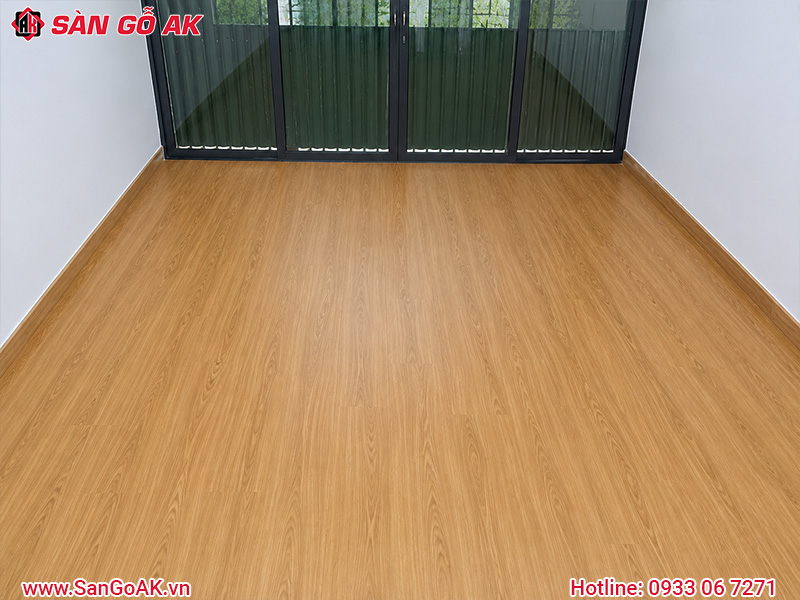 Thi Công Sàn Nhựa Dán Keo Giả Gỗ Cho Phòng Khách Trọn Gói
