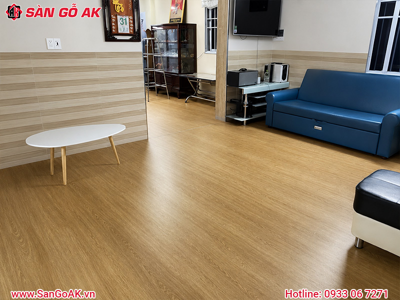 Không Gian Tiếp Khách Hiện Đại Với Sàn Nhựa Hèm Khóa