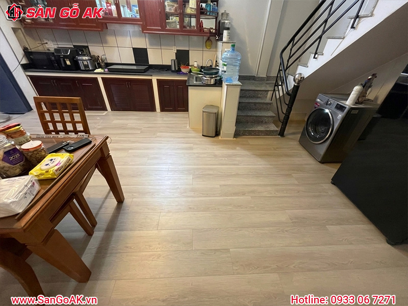 Sàn Nhựa Hèm Khóa Vân Gỗ Tạo Điểm Nhấn Cho Phòng Bếp