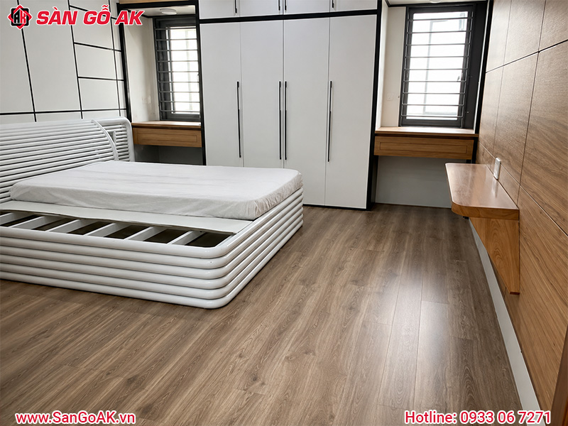 Lót Sàn Nhựa Hèm Khóa Vân Gỗ Cho Phòng Ngủ Hiện Đại
